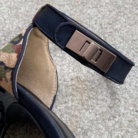 Open-toed faux suede camo ankle-strap shoe, size 7.5 - Picture 5 of 11